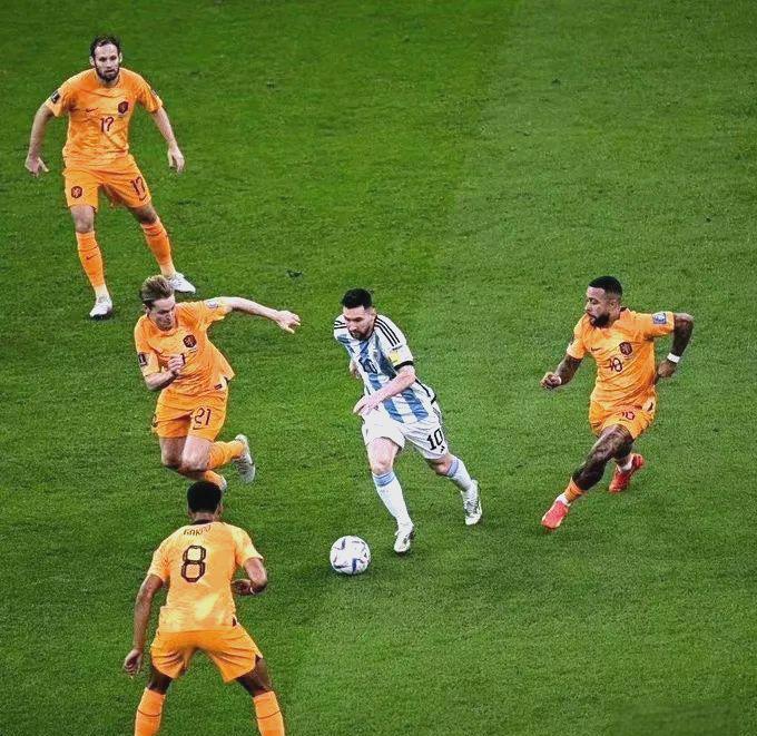 阿根廷队在比赛中获得惊险胜利,晋级 阿根廷队在比赛中获得惊险胜利,晋级