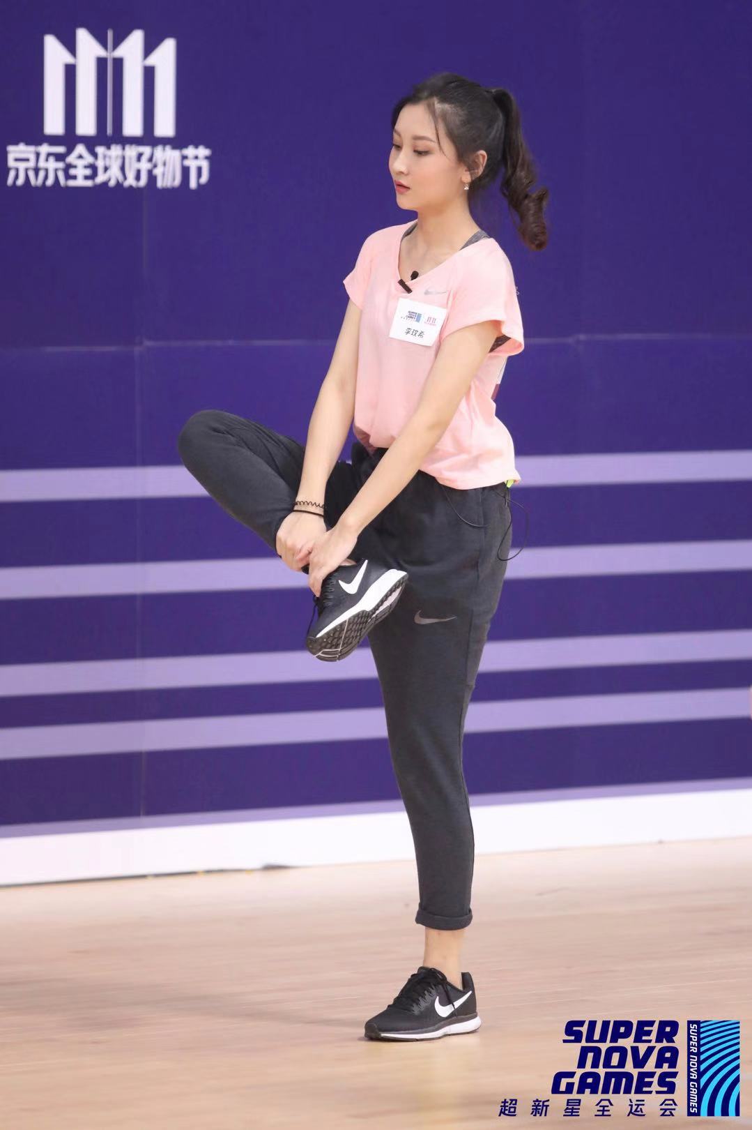 跳高女选手突破障碍,成功晋级决赛的简单介绍 跳高女选手突破障碍,成功晋级决赛的简单介绍