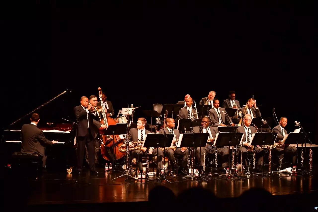 开云体育在线-爵士队成员合作默契，以团队实力夺得胜利