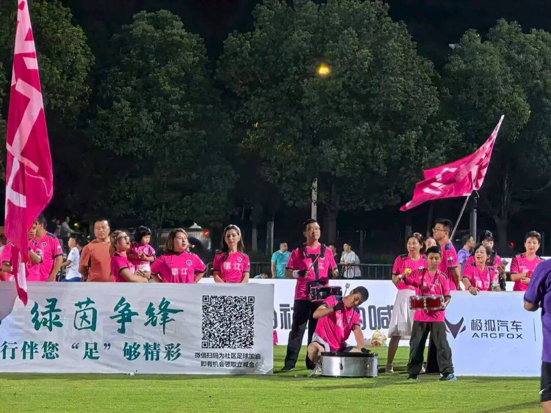 开云官网-比赛波澜壮阔，球员们奋力奔跑，为荣誉而战