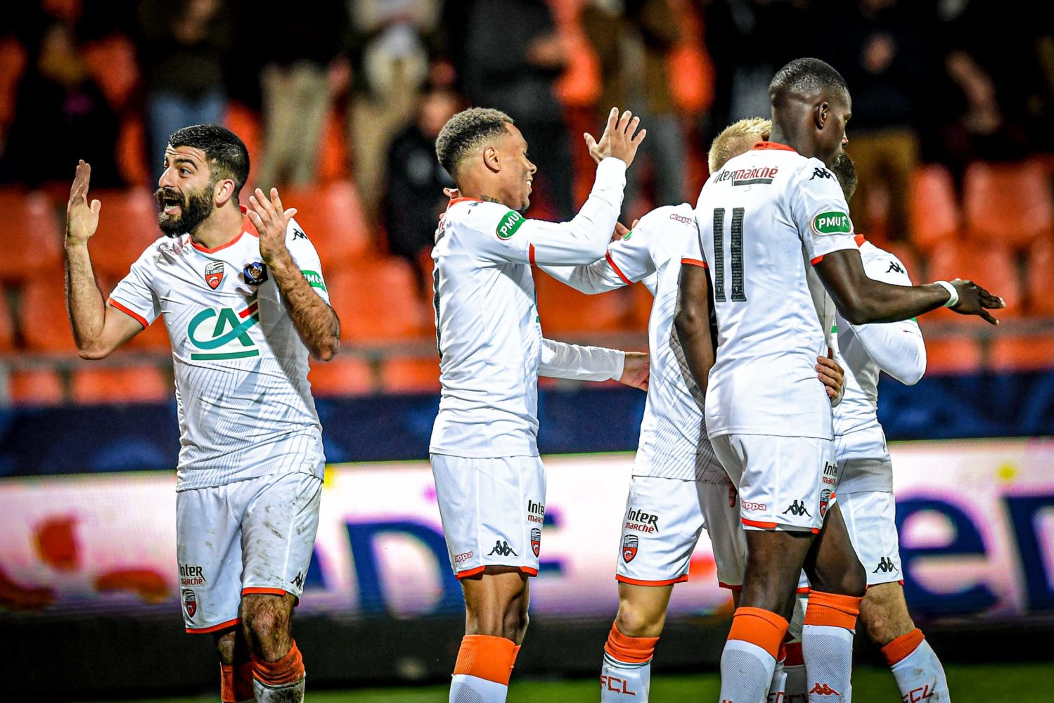 瓦朗谢纳队员表现火爆，帮助球队赢得胜利的简单介绍