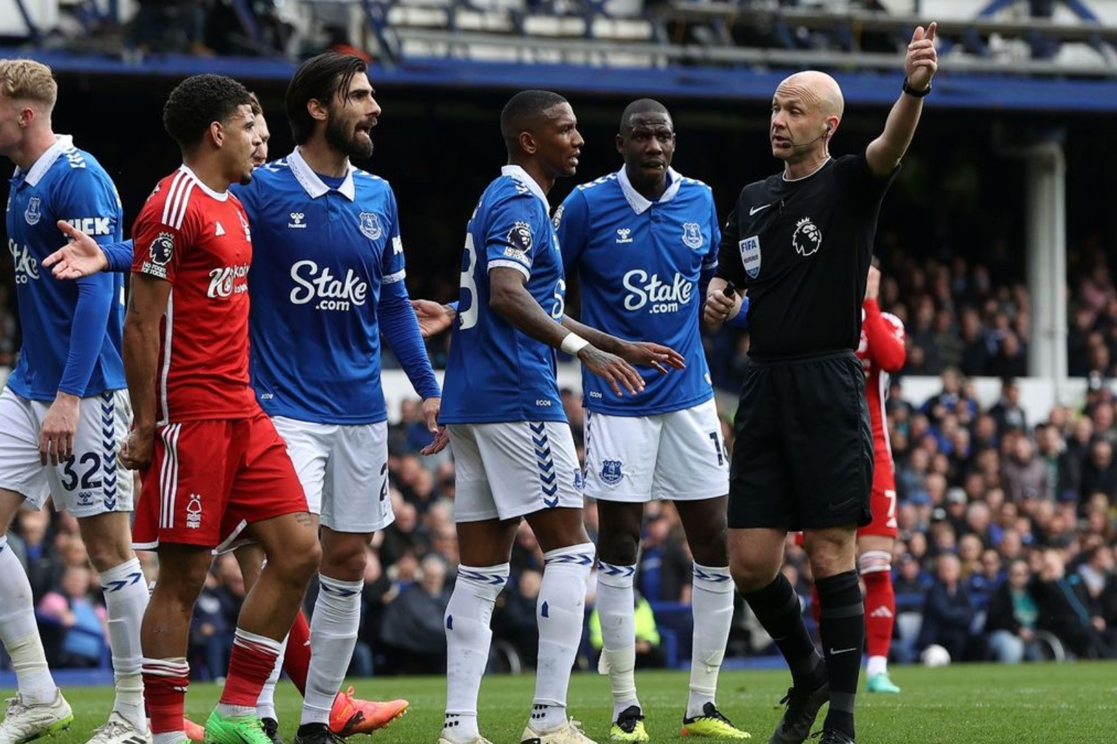 埃弗顿双线作战，球队全力以赴的简单介绍