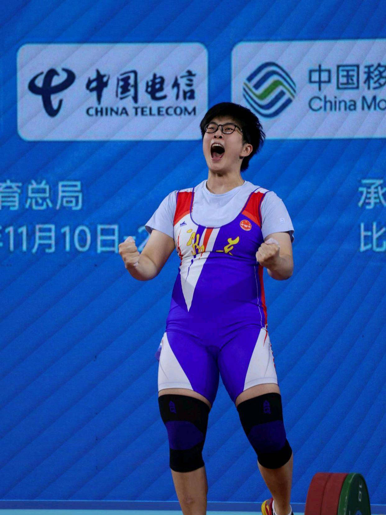 沙特阿拉伯女子举重选手打破亚洲纪录