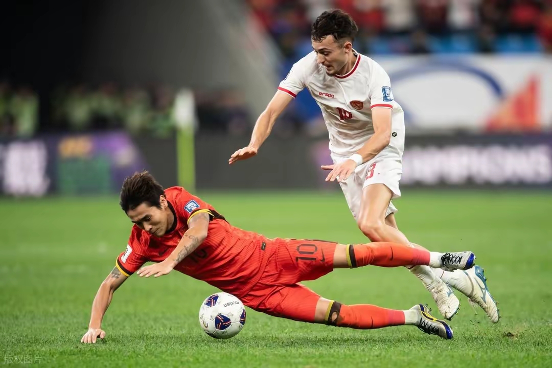 国际足球赛场上发生惊险一幕，球队实力对决