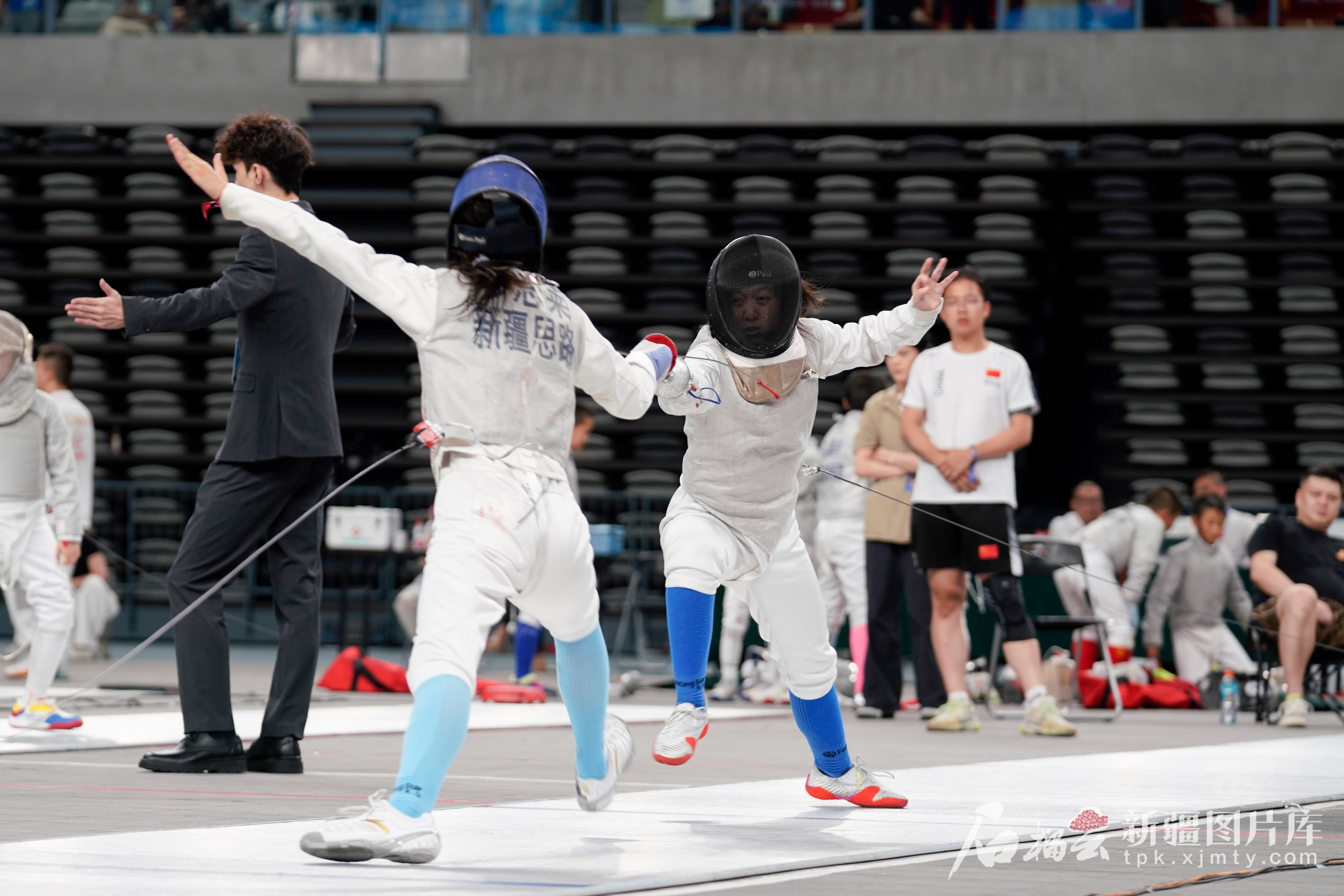 男子击剑比赛中出现激烈对决