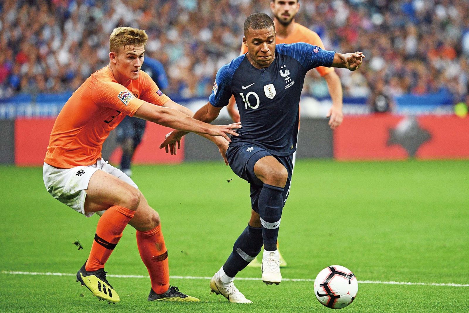 开云体育官网-法国队完胜泰国队，黄鸭组合点燃赛场