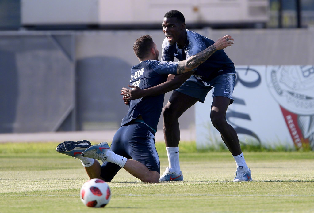 法国队完胜泰国队，黄鸭组合点燃赛场