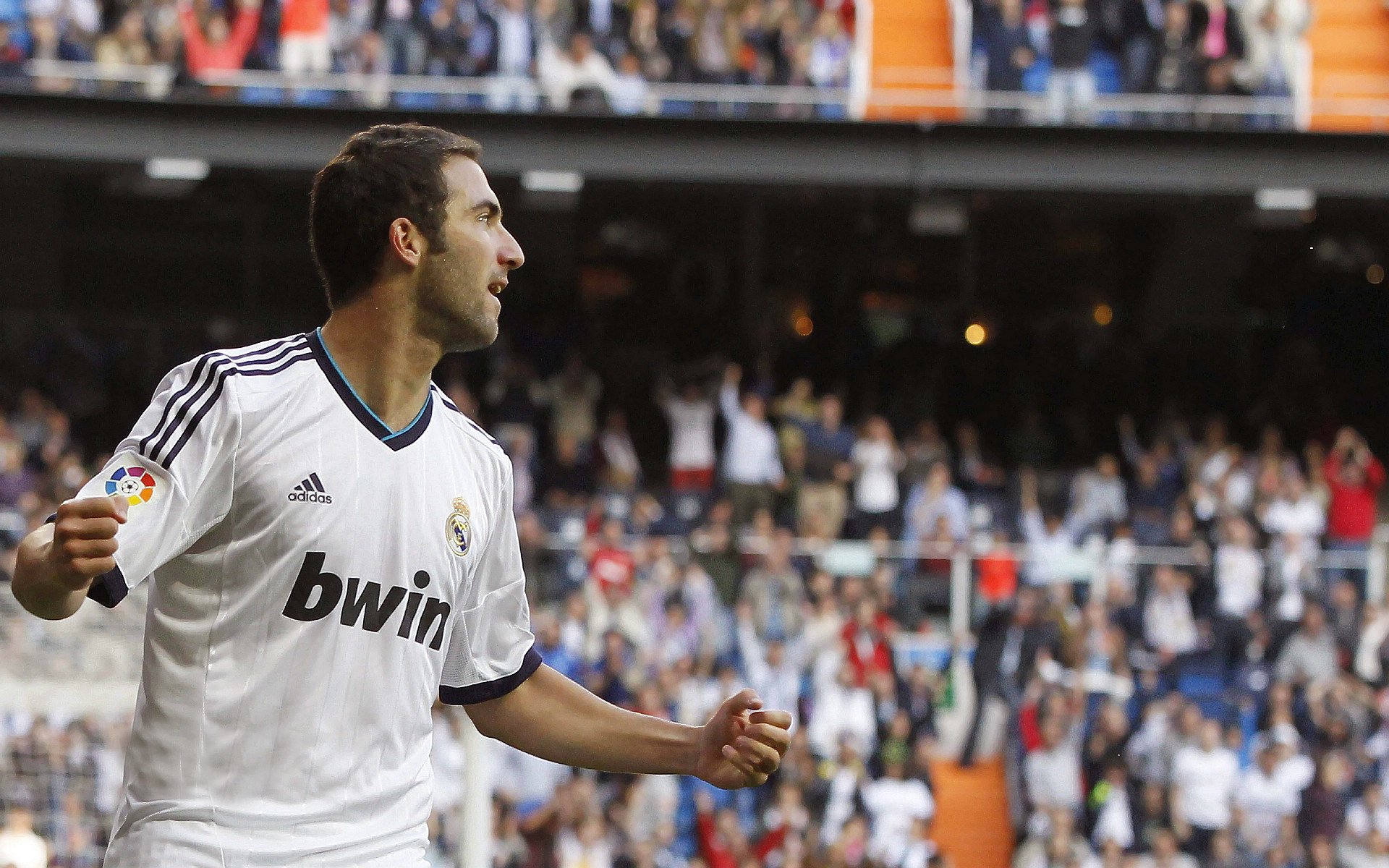 足球双城记,德甲争冠战火点燃,西班牙轻取卡塔尔展现实力