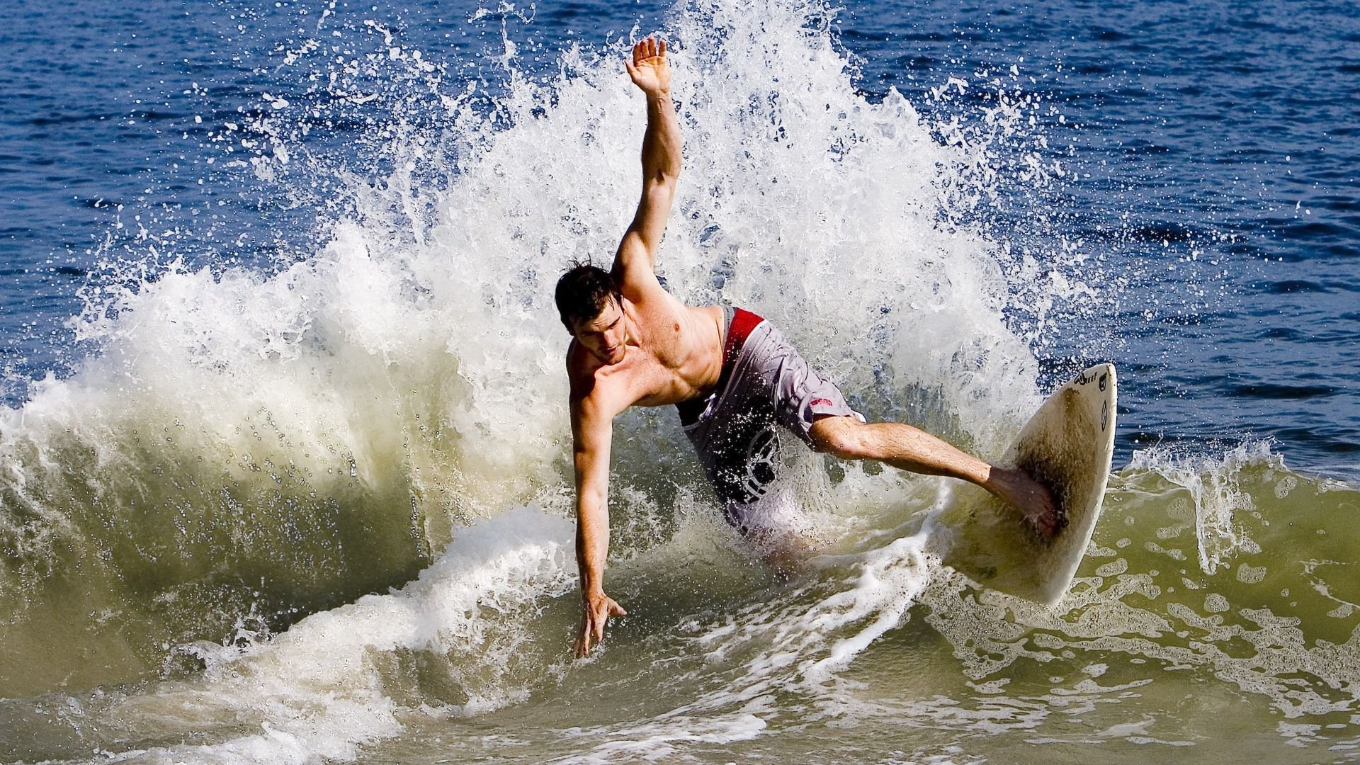 贝恩的淬火之夜，当灰熊的利爪撕破季后赛的天幕